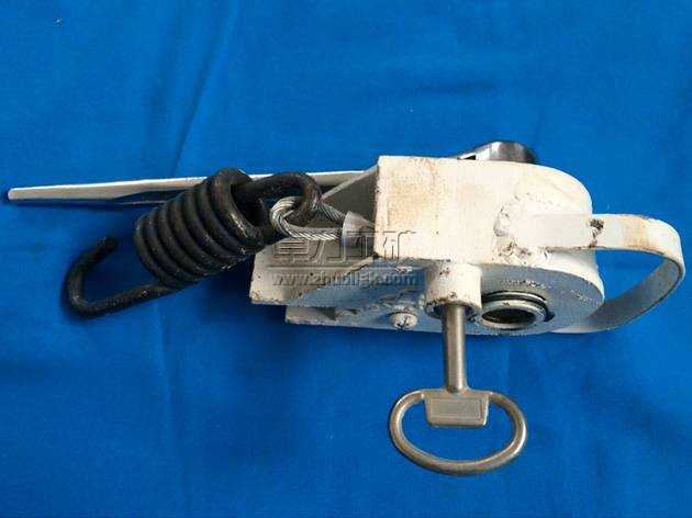 新型開啟定位式鋼絲繩防溜器是我公司研制的專利產(chǎn)品，是在鐵路車輛防溜存在著斷繩、夾繩、鋼絲繩頻繁彎曲，過早疲勞斷裂及維修難，開啟不定位，操作困難，無法更換鋼絲繩等現(xiàn)象、設(shè)計(jì)出一種新型拉簧式鋼絲繩防溜器。